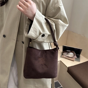 Sac seau marron en similicuir suédé avec broderie élégante et bandoulière de mode