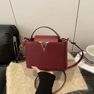 Women Fashion PU Leather Shoulder Bag With Gold V Metal Decoration Lychee Texture Top Handle Crossbody Handbag Daily Tote