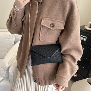 Sac bandoulière femme noir à motif léopard avec chaîne dorée et texture mate