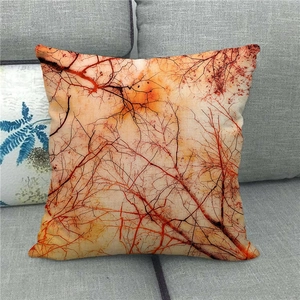 Détail de la housse de coussin en lin à motif de feuilles d'automne sur canapé