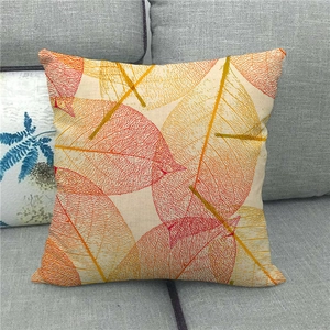 Gros plan du motif de feuilles d'érable sur taie d'oreiller en lin à texture tissée