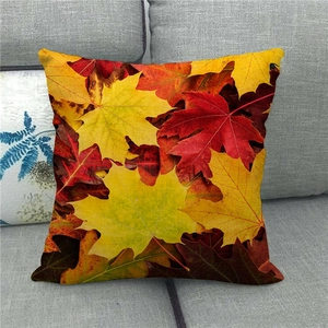 Détail macro du motif feuille d'érable d'automne sur la housse de coussin en lin