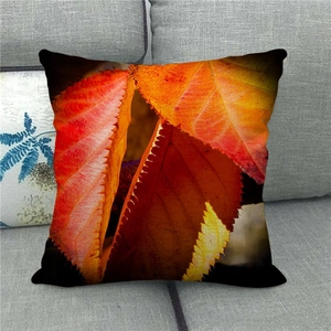 Détail de motif de feuille d'érable sur taie d'oreiller en lin avec texture de tissu