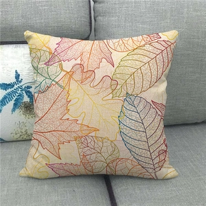 Détail du motif feuille d'érable d'automne sur housse de coussin carrée en lin
