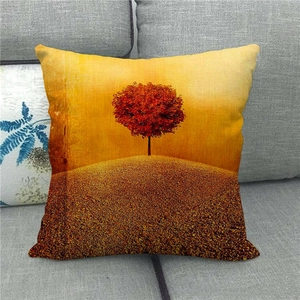 Détail d'une housse de coussin en lin avec un imprimé paysage d'arbre rouge automnal