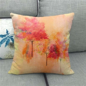 Gros plan d'une taie en lin avec imprimé érable d'automne sur canapé en tissu gris