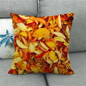 Vue détaillée d'une housse de coussin en lin avec motif feuilles d'érable d'automne