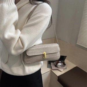 Sac baguette femme style français à motif crocodile beige avec fermoir doré chic