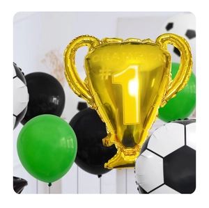 Primer plano de globo de trofeo dorado con decoraciones de fiesta de fútbol