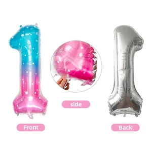 Détail de ballons numéro 1 en aluminium bleu étoilé et argent avec vues de face et de côté