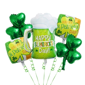 Makroaufnahme des 5-teiligen St. Patricks Day Ballon-Sets mit Kleeblatt und Bierkrug