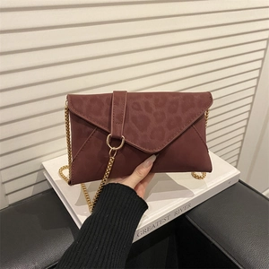 Borsa a busta bordeaux con stampa leopardata e tracolla a catena dorata da donna