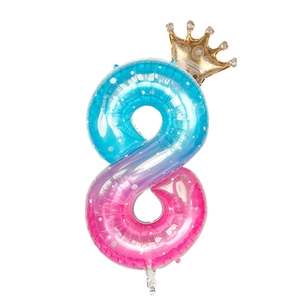 Détail du ballon chiffre 8 dégradé bleu avec motif étoiles et petite couronne dorée