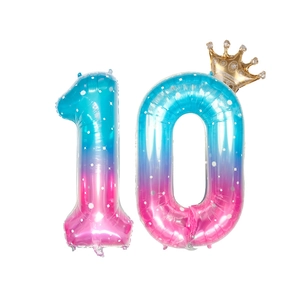 Détail du ballon chiffre 10 dégradé bleu-rose avec une petite couronne dorée chic