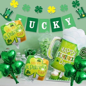 Detailaufnahme vom St. Patricks Day Party-Set mit Kleeblatt-Ballons und Lucky-Banner