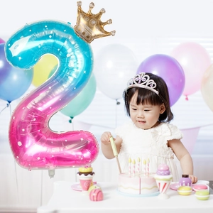 Détail du ballon chiffre 2 dégradé étoilé de 40 pouces avec couronne pour fête