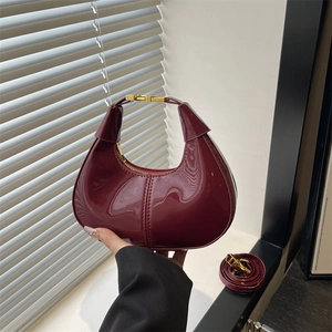 Sac Hobo Demi-Lune en Cuir PU Brillant Vintage pour Femmes Chic Sac à Bandoulière Laqué avec Quincaillerie Dorée Sac sous le bras