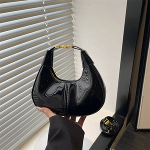 Sac hobo demi-lune en cuir verni noir avec fermoir doré pour femme sac à bandoulière chic