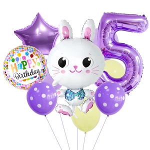 Détail de ballons d'anniversaire avec lapin blanc et chiffre 5 violet en film aluminium