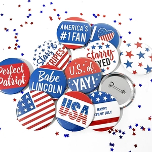 Detailansicht der 58mm Independence Day Blechabzeichen mit patriotischen USA-Motiven