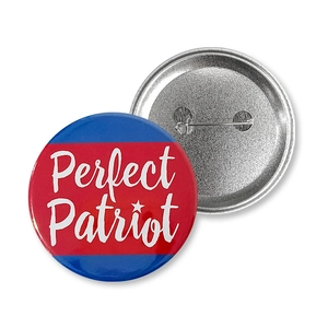 Detailansicht der 58mm Perfect Patriot Anstecknadel mit Vorderseite und Sicherheitsnadel