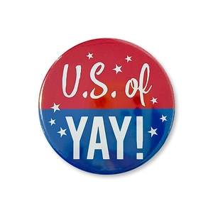 Nahaufnahme des 58mm US-Unabhängigkeitstag-Buttons mit festlichem U.S. of YAY! Design