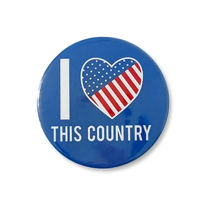 58mm Unabhängigkeitstag-Button mit US-Flaggen-Herz und patriotischem I Love Country Text