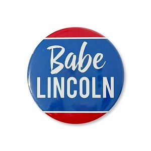 Detail eines 58mm Babe Lincoln Patrio-Buttons mit Glanzfinish und US-Farbschema