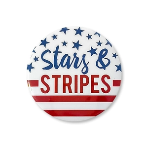 Nahaufnahme eines 58mm USA Independence Day Ansteckers mit Stars & Stripes Design