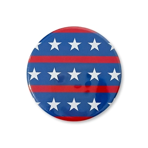 Detail eines 58mm US-Unabhängigkeitstag-Ansteckers mit Sternen- und Streifenmotiv