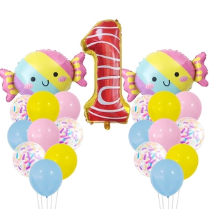 Detail von Süßigkeiten-Folienballons und roter gestreifter Zahl 1 für Geburtstagsdeko