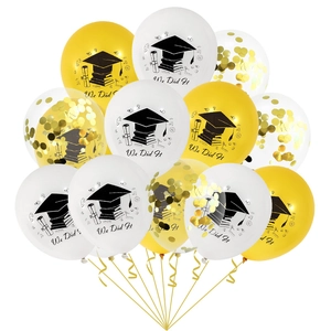 Détail de ballons en latex de remise des diplômes avec confettis dorés et imprimé We Did It