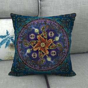 Macro detail van geometrisch mandala patroon op linnen kussensloop met stofstructuur