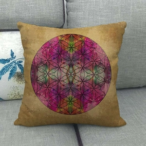 Detailweergave van linnen kussen met geometrisch Bloem des Levens patroon op de bank