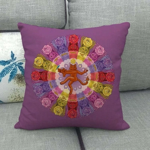 Detail van vierkant linnen kussen met paars mandala-ontwerp en dansende kattenprint