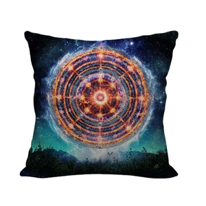 Linnen kussenhoes met oranje mandala en geometrisch patroon van een sterrenhemel