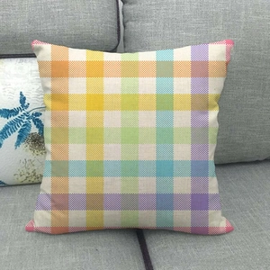 Regenbogen geometrische Kissenhülle mit Karomuster auf einem modernen grauen Stoffsofa