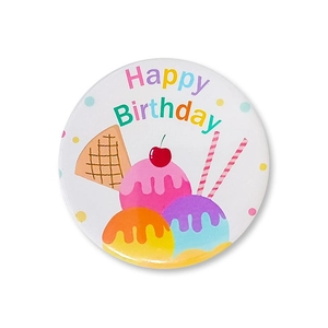 Λεπτομέρεια από πολύχρωμη κονκάρδα Happy Birthday με σχέδιο παγωτό χωνάκι