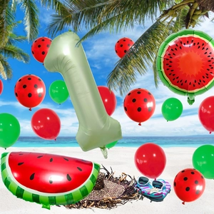 Set de globos primer cumpleaños tema sandía con número uno en playa soleada de fondo