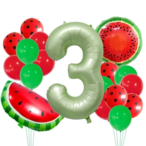 Detalle del set de globos de sandía con número 3 y globos de látex rojos y verdes