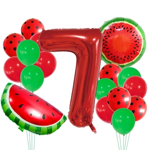 Detalle de globo rojo número 7 con globos de papel de sandía y látex con lunares negros