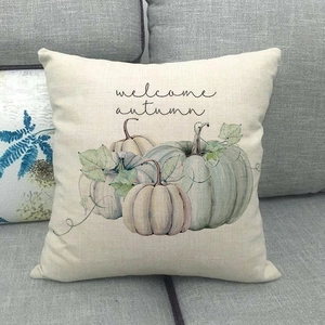 Dettaglio copricuscino in lino con stampa zucche e scritta Welcome Autumn decorativa