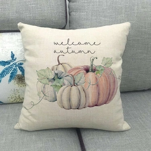 Federa in lino Welcome Autumn con zucche dipinte posata su divano grigio