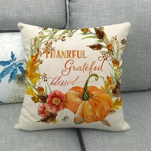 Dettaglio federa in lino con zucca ad acquerello e scritta 'Thankful Grateful Blessed'