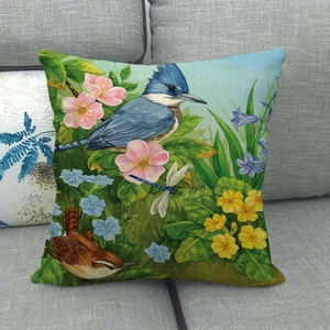 Dettaglio dell'illustrazione con uccelli e fiori sulla federa del cuscino in lino