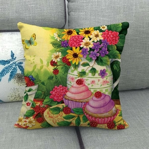 Dettaglio della stampa con girasoli e cupcake su federa per cuscino autunnale in lino