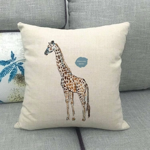Fodera per cuscino in lino con giraffa ad acquerello su divano grigio per soggiorno