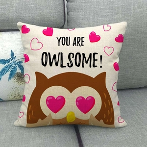 Funda de cojín de lino con búho y texto YOU ARE OWLSOME en un sofá de tela gris