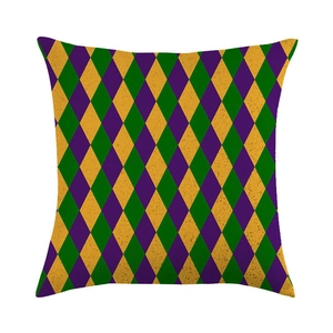 Dettaglio di federa in lino con motivo geometrico a rombi in viola, verde e tonalità oro