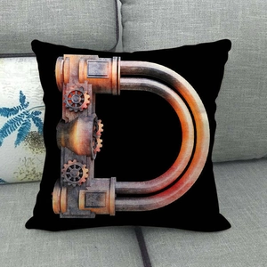 Federa nera industriale con lettera D steampunk 3D posizionata su un divano grigio